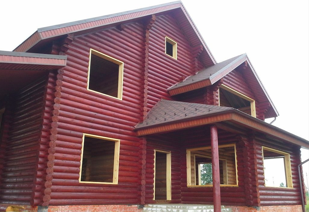 Фото фасада деревянного дома, покрашенного Пинотексом Классик, 178 Красное дерево