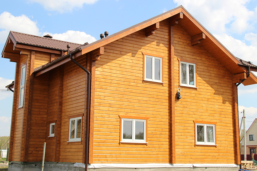 Фото фасада деревянного дома, покрашенного Пинотексом Классик, Сосна