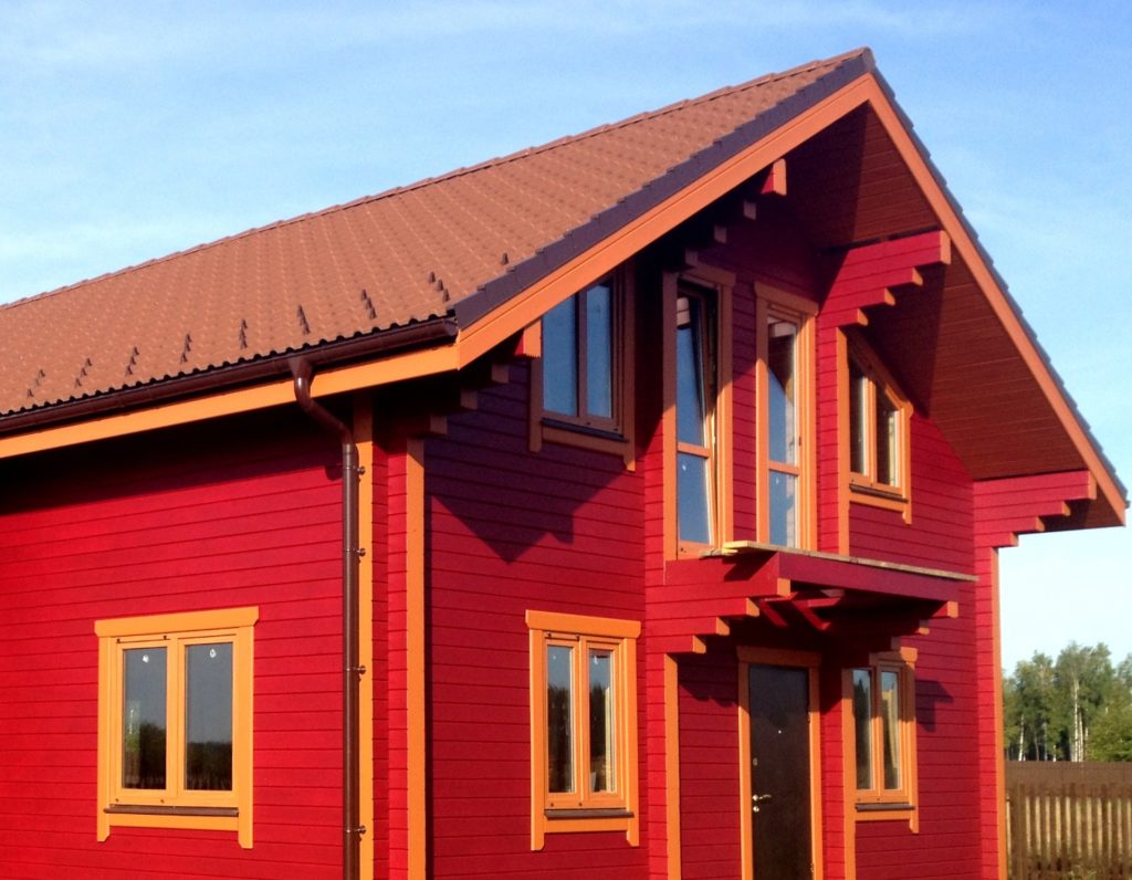 Покраска домов спб. Цвета домов. Фасад деревянного дома. Деревянный дом снаружи. Деревянный дом с красной крышей.